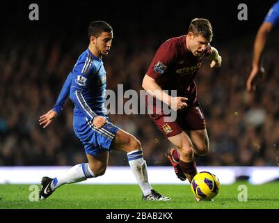 Chelsea's Eden Hazard (à gauche) et James Milner de Manchester City en action Banque D'Images