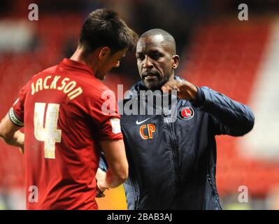 Chris Powell, directeur de Charlton Athletic (à droite), célèbre avec le capitaine Johnnie Jackson après le match contre Peterborough United. Banque D'Images