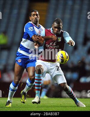 Christian Benteke (à droite) d'Aston Villa et Mikele Leigertwood de Reading combattent pour le ballon Banque D'Images