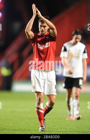 Johnnie Jackson, de Charlton Athletic, applaudit les fans de la maison après le match contre Peterborough United. Banque D'Images