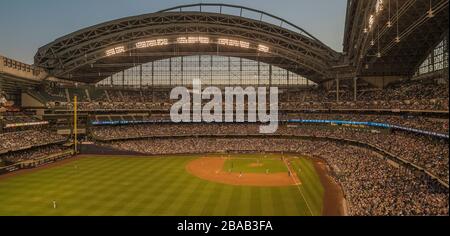 Jeu de base-ball à Miller Park, Milwaukee, Wisconsin, États-Unis Banque D'Images