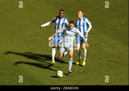 Blair Adams (au centre) de Coventry City se brise à l'écart de Gavin Massey (à gauche) et Brian Wilson (à droite) de Colchester United Banque D'Images