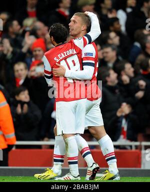 Lukas Podolski (à droite) d'Arsenal célèbre avec le coéquipier Santi Cazorla après avoir marqué le deuxième but du jeu de son côté Banque D'Images