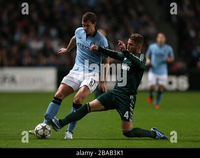 Garcia Sergio Ramos (à droite) du Real Madrid et Edin Dzeko de Manchester City se battent pour le ballon Banque D'Images