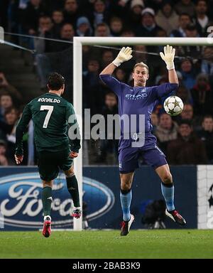 Cristiano Ronaldo du Real Madrid tire devant Joe Hart de Manchester City Banque D'Images