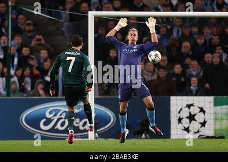 Cristiano Ronaldo du Real Madrid tire devant Joe Hart de Manchester City Banque D'Images