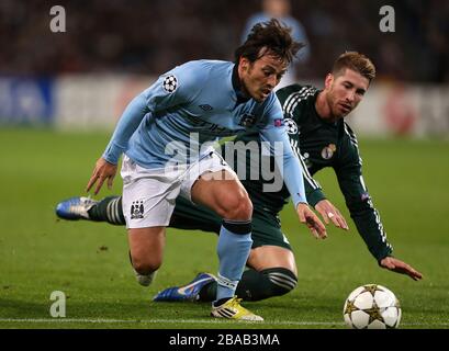David Silva de Manchester City (à gauche) et le Real Madrid Garcia Sergio Ramos bataille pour le ballon Banque D'Images