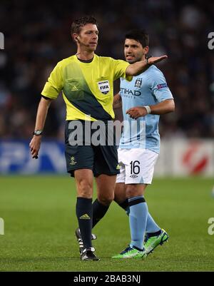 Sergio Aguero de Manchester City (à droite) et l'arbitre Gianluca Rocchi Banque D'Images