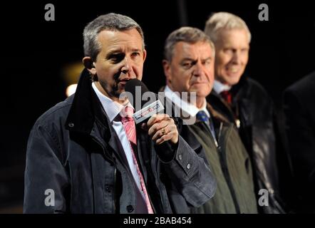 Le présentateur Darrell Williams et l'équipe Greyhound Sky Sports Banque D'Images