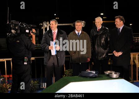 Le présentateur Darrell Williams et l'équipe Greyhound Sky Sports Banque D'Images