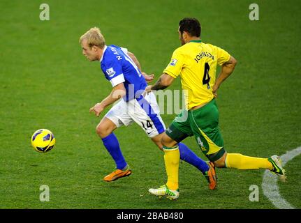 Steven Naismith d'Everton (à gauche) en action avec Bradley Johnson de Norwich City Banque D'Images