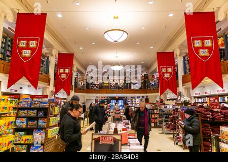 Cambridge ma USA - vers décembre 2019 - magasin de livres de Coop à Harvard Square Banque D'Images