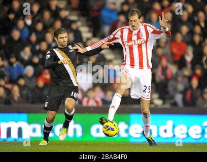 Aaron Hughes de Fulham et Peter Crouch (à droite) de Stoke City se battent pour le ballon Banque D'Images