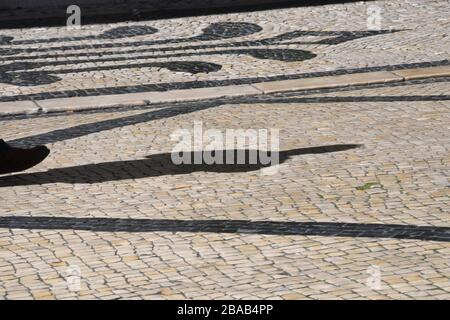 Lisbonne, Portugal. 10 mars 2020. Lisbonne, les trottoirs en mosaïque du Portugal, connus sous le nom de pavé portugais ou « calçada portuguesa », sont l'une des caractéristiques de la ville. Bien qu'elles soient historiques et agréables à regarder, elles peuvent être dangereuses pour les piétons quand la pierre sort de l'endroit ou quand il pleut. Photos: Mars 2020. Crédit: Mark Hertzberg/ZUMA Wire/Alay Live News Banque D'Images