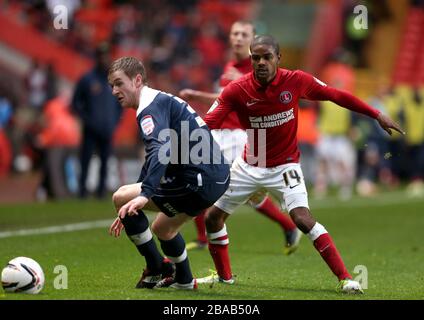 Paul Dixon (à gauche) et Bradley Pritchard (à droite) de Charlton Athletic combattent le ballon Banque D'Images