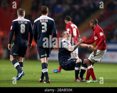 Charlton Athletic's Bradley Pritchard (à droite) aide HudDERFIELD Town's Peter Clarke (au centre) Banque D'Images