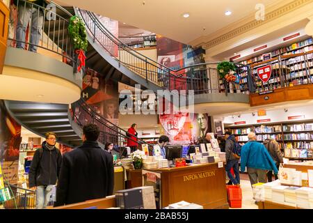 Cambridge ma USA - vers décembre 2019 - magasin de livres de Coop à Harvard Square Banque D'Images