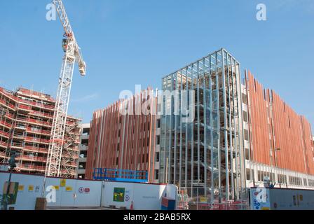 Construction sur le parking, le bâtiment résidentiel et le centre NHS comme phase un du réaménagement des Kimmerfields au centre-ville de Swindon. Banque D'Images