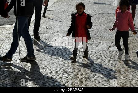 Lisbonne, Portugal. 10 mars 2020. Lisbonne, les trottoirs en mosaïque du Portugal, connus sous le nom de pavé portugais ou « calçada portuguesa », sont l'une des caractéristiques de la ville. Bien qu'elles soient historiques et agréables à regarder, elles peuvent être dangereuses pour les piétons quand la pierre sort de l'endroit ou quand il pleut. Photos: Mars 2020. Crédit: Mark Hertzberg/ZUMA Wire/Alay Live News Banque D'Images