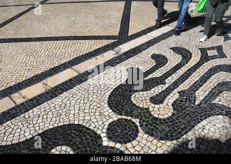 Lisbonne, Portugal. 10 mars 2020. Lisbonne, les trottoirs en mosaïque du Portugal, connus sous le nom de pavé portugais ou « calçada portuguesa », sont l'une des caractéristiques de la ville. Bien qu'elles soient historiques et agréables à regarder, elles peuvent être dangereuses pour les piétons quand la pierre sort de l'endroit ou quand il pleut. Photos: Mars 2020. Crédit: Mark Hertzberg/ZUMA Wire/Alay Live News Banque D'Images