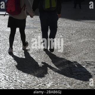 Lisbonne, Portugal. 10 mars 2020. Lisbonne, les trottoirs en mosaïque du Portugal, connus sous le nom de pavé portugais ou « calçada portuguesa », sont l'une des caractéristiques de la ville. Bien qu'elles soient historiques et agréables à regarder, elles peuvent être dangereuses pour les piétons quand la pierre sort de l'endroit ou quand il pleut. Photos: Mars 2020. Crédit: Mark Hertzberg/ZUMA Wire/Alay Live News Banque D'Images