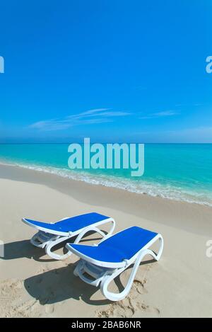 Chaises longues sur la plage de Cayo Santa Maria, Cuba Banque D'Images