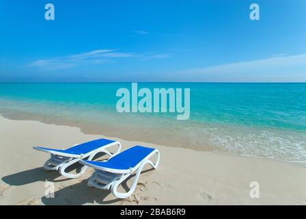 Chaises longues sur la plage de Cayo Santa Maria, Cuba Banque D'Images