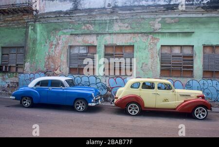 Les voitures classiques et l'architecture colorée font partie de la vie quotidienne à la Havane, Cuba Banque D'Images