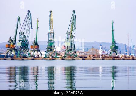 Grues dans un chantier naval utilisé pour l'expédition de blé et de charbon Banque D'Images