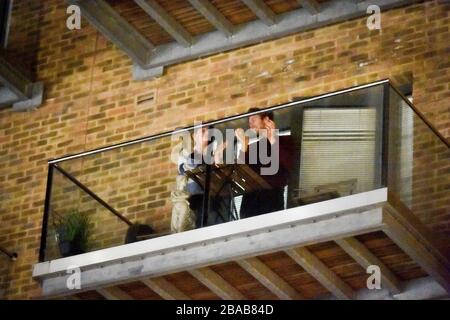 RETRANSMETTRE L'AJOUT de PERSONNES DE LIGNE DE CORRESPONDANCE à Wapping Wharf, Bristol, sortir sur leur balcon pour se joindre à un applaudissement national pour le NHS de leurs portes, fenêtres et balcons pour montrer leur appréciation pour tous les travailleurs du NHS qui aident à combattre le Coronavirus. Banque D'Images