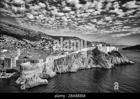 Les murs médiévaux entourent la vieille ville de Dubrovnik, en Croatie, car elle se trouve sur le bord de la terre face à la mer Méditerranée. Banque D'Images