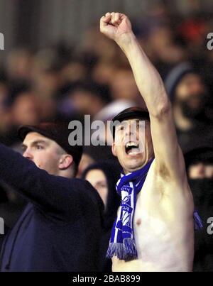 Les fans de Birmingham City montrent leur soutien dans les stands Banque D'Images