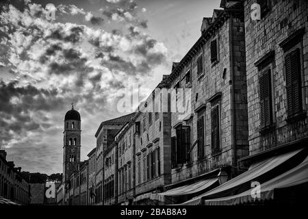 Vue au crépuscule depuis le Stradun vers le clocher de l'église franciscaine de Dubrovnik, Croatie. Banque D'Images