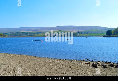 Bateau à ramer au lac Hollingworth, Rochdale dans le Grand Manchester, en Angleterre Banque D'Images