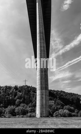 Pilier de pont capturé à faible angle, Bade-Wurtemberg, Allemagne Banque D'Images