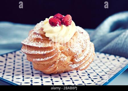 Dessert napolitain typique appelé zeppola di San Giuseppe Banque D'Images