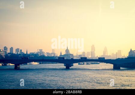 Vue panoramique sur la ville de Londres sur la Tamise et le pont de Waterloo Banque D'Images