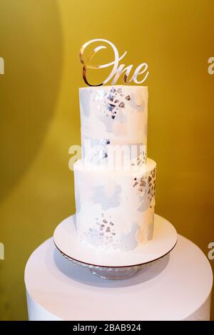 gâteau élégant pour le premier anniversaire avec inscription argent un. gâteau pour l'anniversaire des enfants. foyer sélectif Banque D'Images