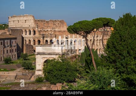 Vue sur le forum romain, l'arche du triomphe et le Colisseum. Rome, Italie. Banque D'Images