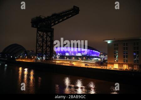 Le SSE Hydro de Glasgow est éclairé en bleu par un geste de grâce au personnel de NHS qui tente de lutter contre le coronavirus. Un hommage national pour les héros de la santé de première ligne a lieu dans tout le Royaume-Uni avec un grand nombre d'applaudissements sur les portes, les fenêtres et les balcons jeudi à 20:00. Banque D'Images