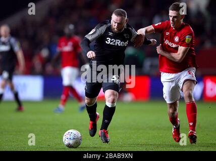 Wayne Rooney (à gauche) du comté de Derby et Markus Henriksen, de Bristol City, affrontent le ballon Banque D'Images