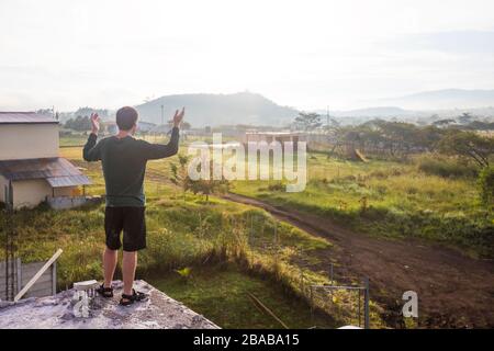 Homme qui louait Dieu depuis le toit le matin. Banque D'Images