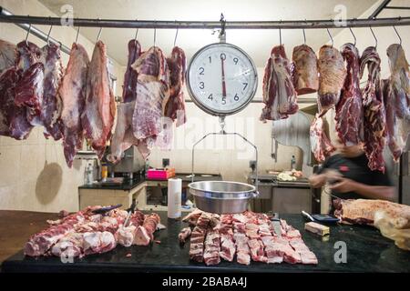 Viande et balance en démonstration dans le boucher. Banque D'Images