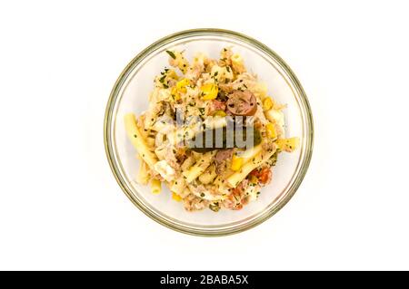 Plat à salade de pâtes avec maïs, thon et cornichon sur fond gris Banque D'Images