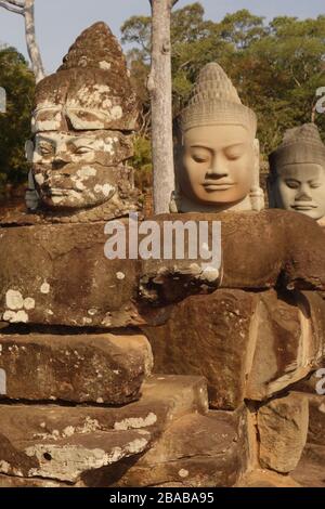 Porte sud à côté du temple Bayon d'Angkor Thom / Angkor Wat au Cambodge avec des figures de pierre appelées devas ou dieux gardiens tenant un serpent appelé shesha Banque D'Images