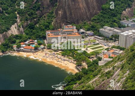 Belle vue du mont du pain de sucre à la forêt tropicale verte et au paysage urbain, Rio de Janeiro, Brésil Banque D'Images