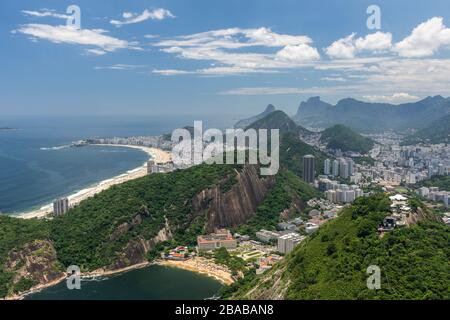 Belle vue du mont du pain de sucre à la forêt tropicale verte et au paysage urbain, Rio de Janeiro, Brésil Banque D'Images