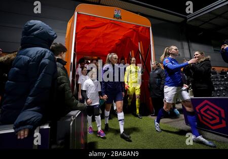 Les joueurs de Tottenham Hotspur et d'Everton sortent pour commencer le match Banque D'Images