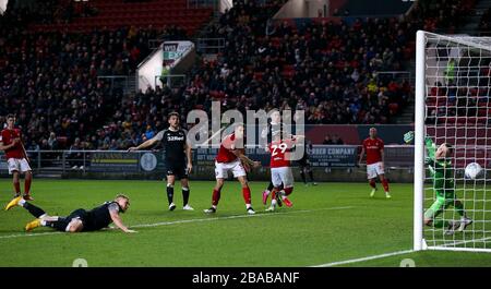 Martyn Waghorn (à gauche) du comté de Derby marque le premier but du jeu Banque D'Images