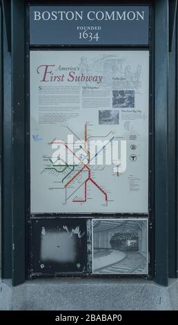 Plan du métro accroché au mur avec des informations historiques, Boston Common, Boston, Massachusetts, États-Unis Banque D'Images